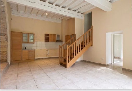 Kitchen before renovation.